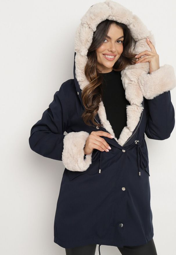 Born2be - Granatowa Kurtka Parka z Kapturem i Odpinanym Futerkiem Ninria. Okazja: na co dzień. Typ kołnierza: kaptur. Kolor: niebieski. Materiał: futro. Styl: klasyczny, casual, elegancki
