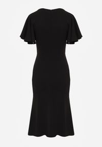 Renee - Czarna Taliowana Sukienka z Dekoltem V Marszczeniami i Falbankowymi Rękawami Rhoderine. Kolor: czarny. Styl: elegancki. Długość: midi #2