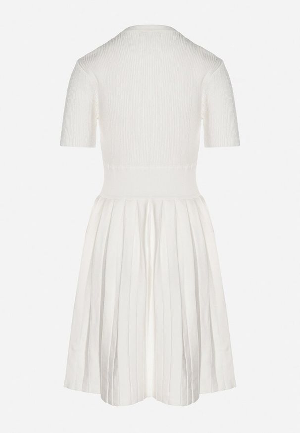 Born2be - Biała Sukienka z Wiskozy o Rozkloszowanym Kroju z Plisami i Guzikami Alusena. Okazja: na co dzień. Kolor: biały. Materiał: wiskoza. Typ sukienki: rozkloszowane. Styl: casual, elegancki