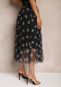 Renee - Czarna Tiulowa Rozkloszowana Spódnica Plisowana z Aplikacjami Serc i Gumką w Pasie Missari. Okazja: na co dzień, na imprezę. Kolor: czarny. Materiał: tiul. Wzór: aplikacja. Styl: klasyczny, casual, elegancki #4