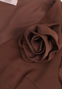 Born2be - Brązowa Koktajlowa Sukienka VICES ze Zwiewnymi Rękawami i Kwiatową Aplikacją 3D Talilia. Okazja: na wesele, na ślub cywilny, na imprezę. Kolor: brązowy. Wzór: aplikacja, kwiaty. Styl: wizytowy #8