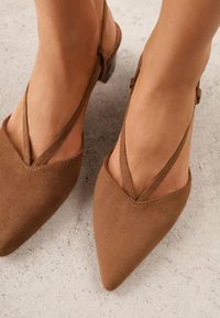 Renee - Jasnobrązowe Czółenka Slingback VICES z Imitacji Zamszu na Klockowym Obcasie Adophaia. Zapięcie: pasek. Kolor: brązowy. Materiał: zamsz. Obcas: na obcasie. Styl: boho, elegancki. Wysokość obcasa: średni #6