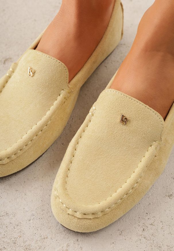 Born2be - Żółte Mokasyny VICES ze Skórzaną Wkładką i Metalową Ozdobą Aquilin. Nosek buta: okrągły. Kolor: żółty. Materiał: skóra. Wzór: aplikacja. Obcas: na obcasie. Styl: klasyczny. Wysokość obcasa: niski