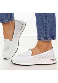 Białe ażurowe skórzane półbuty damskie Filippo Dp7611/26. Okazja: na co dzień, na spacer. Nosek buta: okrągły. Zapięcie: bez zapięcia. Kolor: biały. Szerokość cholewki: normalna. Wzór: ażurowy. Materiał: skóra. Sezon: wiosna, lato, jesień. Styl: elegancki, casual, klasyczny, sportowy #1