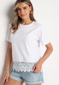 Born2be - Biały Klasyczny T-shirt z Bawełny Ozdobiony Koronką Irrlea. Okazja: na co dzień. Kolor: biały. Materiał: koronka, bawełna. Wzór: aplikacja, koronka. Styl: klasyczny #5