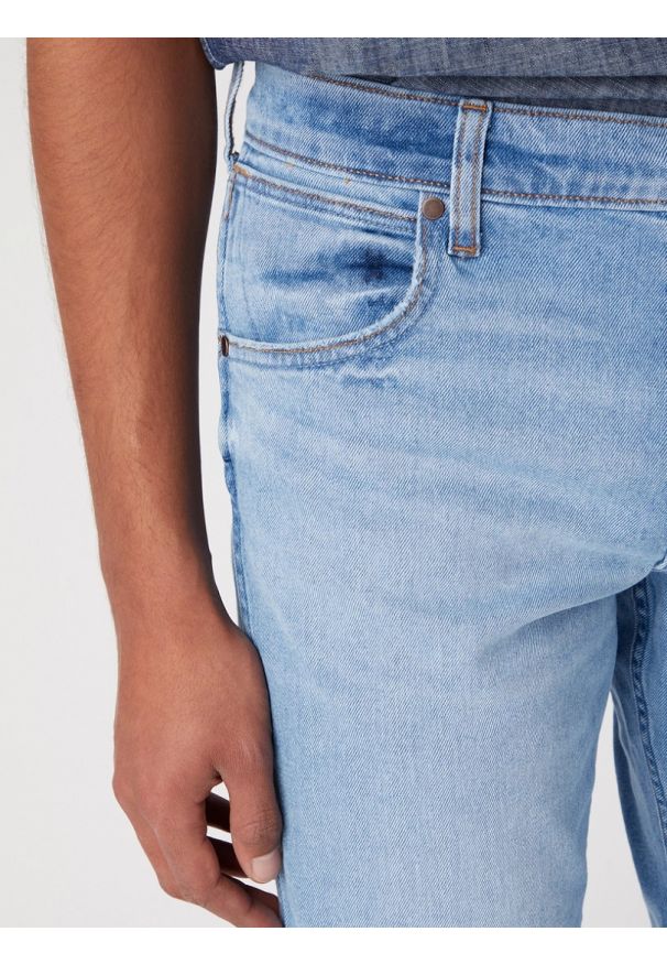 Wrangler - WRANGLER GREENSBORO MĘSKIE SPODNIE JEANSOWE JEANSY THE BRONCO W15Q84Z68 112330711