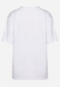 Born2be - Biały T-shirt Ozdobiony Krótkimi Frędzlami i Koralikami Ralleni. Kolor: biały. Długość: krótkie. Wzór: aplikacja