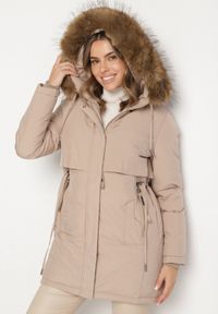 Born2be - Beżowa Casualowa Kurtka Parka z Kapturem z Futerkiem Nallorea. Okazja: na co dzień. Typ kołnierza: kaptur. Kolor: beżowy. Materiał: futro. Styl: casual #1