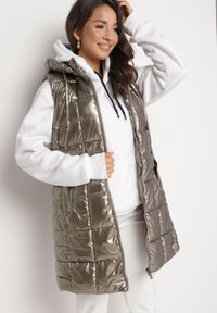 Born2be - Złota Kamizelka z Wypukłym Pikowaniem Kapturem i Lakierowanym Efektem Damess. Kolor: złoty. Materiał: lakier. Długość: długie. Wzór: aplikacja #5