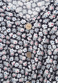 Renee - Czarno-Biała Sukienka z Bawełny w Kwiatki z Elastyczną Gumką w Pasie i Krótkimi Rękawami Nahone. Typ kołnierza: dekolt w kształcie V. Kolor: niebieski. Materiał: bawełna. Długość rękawa: krótki rękaw. Wzór: kwiaty. Sezon: lato. Typ sukienki: rozkloszowane #7