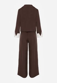 Renee - Ciemnobrązowy Garniturowy Komplet Marynarka i Spodnie z Kontrastującymi Zdobieniami Davirielle. Kolor: brązowy. Wzór: aplikacja #4