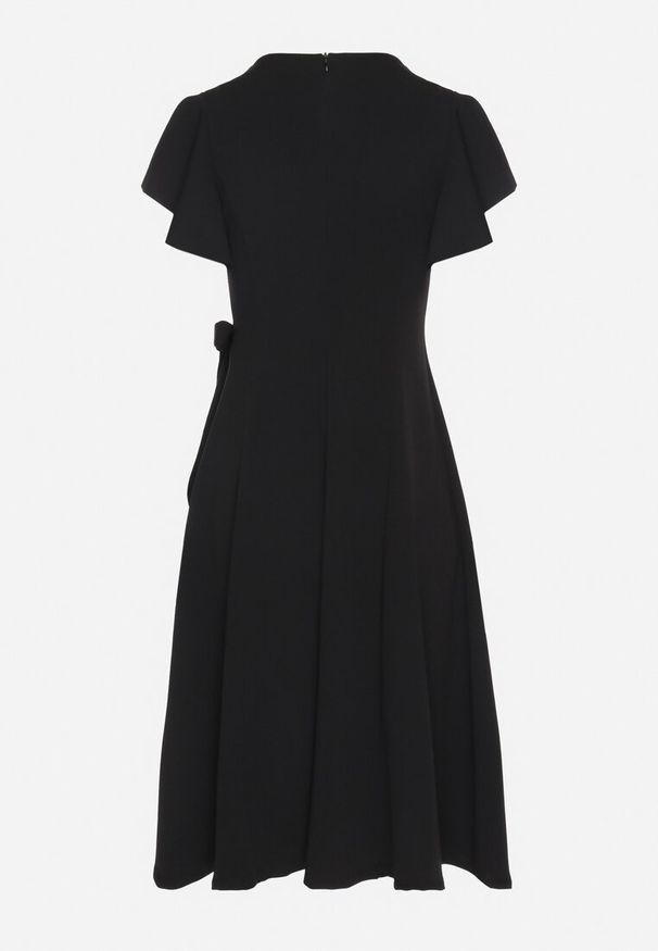 Born2be - Czarna Rozkloszowana Sukienka Kopertowa z Wiązaniem w Talii Dannila. Kolor: czarny. Wzór: aplikacja. Typ sukienki: kopertowe