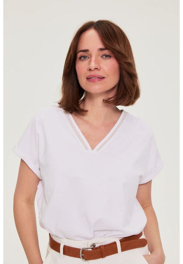 MOODO - Bawełniany t-shirt z dekoltem w serek biały. Typ kołnierza: dekolt w serek. Kolor: biały. Materiał: bawełna