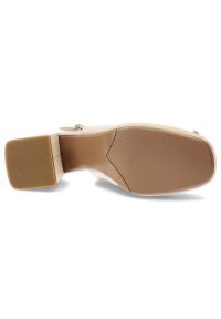 Czółenka damskie Artiker, cholewka ze skóry naturalnej zabudowany nosek pasek na pięcie z regulowaną klamrą stabilny obcas typu klocek, beżowa, 58C06. Zapięcie: klamry. Kolor: beżowy. Szerokość cholewki: normalna. Wzór: aplikacja, kwiaty. Materiał: skóra. Sezon: lato. Obcas: na obcasie. Styl: elegancki. Wysokość obcasa: średni #4