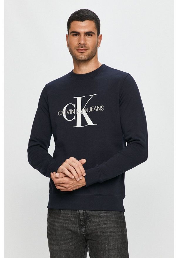 Calvin Klein Jeans - Bluza J30J314313.NOS. Okazja: na co dzień. Kolor: niebieski. Materiał: dzianina. Wzór: nadruk. Styl: casual