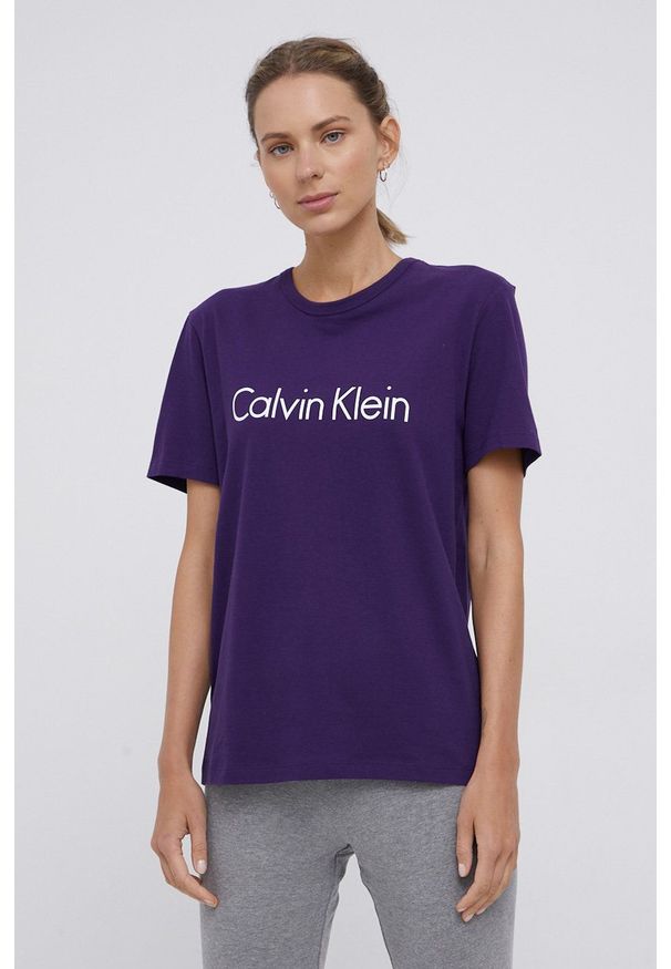 Calvin Klein Underwear T-shirt piżamowy kolor fioletowy bawełniana. Kolor: fioletowy. Materiał: bawełna. Długość: krótkie. Wzór: nadruk