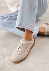 Born2be - Beżowe Skórzane Sneakersy na Płaskiej Podeszwie Ozdobione Paskami Nelavirae. Zapięcie: pasek. Kolor: beżowy. Materiał: skóra. Wzór: aplikacja. Obcas: na płaskiej podeszwie #3