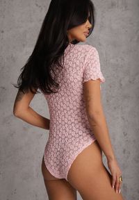 Renee - Różowe Body z Koronki z Krótkim Rękawem Dorilie. Okazja: na co dzień. Kolor: różowy. Materiał: koronka. Długość rękawa: krótki rękaw. Długość: krótkie. Wzór: koronka. Styl: casual, elegancki #3