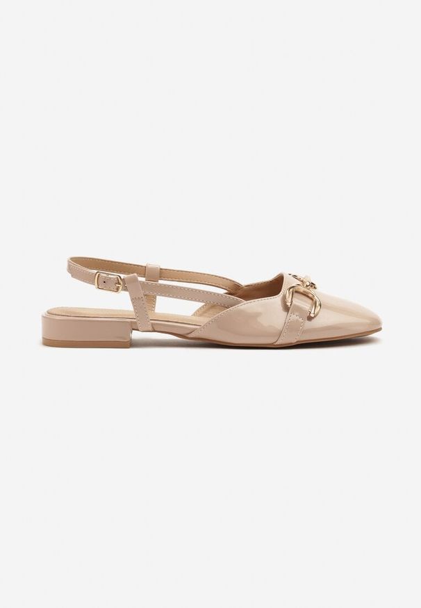 Renee - Beżowe Sandały Lakierowane Slingback Ozdobione Metalową Aplikacją Sonoriana. Okazja: na co dzień. Zapięcie: sprzączka. Kolor: beżowy. Materiał: lakier. Wzór: aplikacja. Obcas: na obcasie. Styl: casual, elegancki. Wysokość obcasa: średni