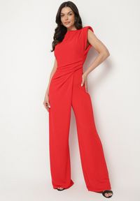 Born2be - Czerwony Kombinezon Bez Rękawów z Ozdobnym Marszczeniem Sepalene. Okazja: na co dzień. Kolor: czerwony. Długość rękawa: bez rękawów. Sezon: wiosna, lato. Styl: elegancki, casual, klasyczny #1