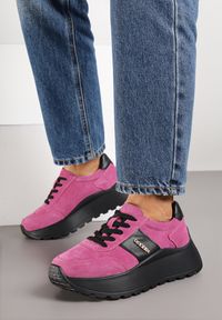 Born2be - Różowo-Czarne Zamszowe Sneakersy na Grubej Podeszwie z Metalicznym Napisem Latisea. Okazja: na co dzień. Kolor: różowy. Materiał: zamsz. Wzór: napisy #4