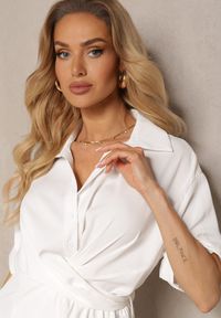 Renee - Biała Sukienka Aesades. Kolor: biały. Długość rękawa: krótki rękaw. Typ sukienki: koszulowe, kopertowe. Długość: mini #4