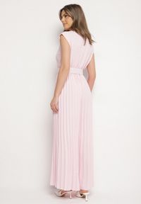 Born2be - Różowy Kombinezon o Kopertowym Kroju z Plisami i Paskiem w Talii Salivania. Okazja: na wesele, na studniówkę, na imprezę, na ślub cywilny. Kolor: różowy. Styl: elegancki, klasyczny #3