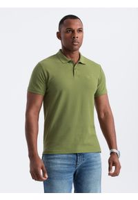 Ombre Clothing - Męska koszulka polo jednokolorowa BASIC z dzianiny pique - oliwkowa V21 - Rozmiar: S. Okazja: na co dzień. Typ kołnierza: polo. Kolor: oliwkowy. Materiał: dzianina. Wzór: haft, aplikacja, jednolity. Styl: sportowy, wizytowy, casual #2