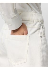 outhorn - Spodenki jeansowe comfort damskie - złamana biel. Materiał: jeans. Długość: krótkie #3