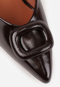 Born2be - Brązowe Czółenka na Obcasie Vices ze Skórzaną Wkładką Ozdobione Klamrą Aponelle. Zapięcie: klamry. Kolor: brązowy. Materiał: skóra. Wzór: aplikacja. Obcas: na obcasie. Wysokość obcasa: średni #6