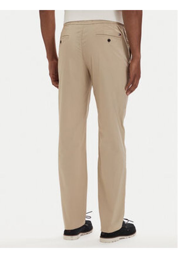 TOMMY HILFIGER - Tommy Hilfiger Chinosy Denton MW0MW42340 Beżowy jasny Slim Fit. Kolor: beżowy. Materiał: bawełna