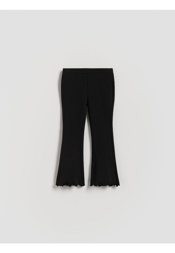 Reserved - Spodnie flare z falbanami - czarny. Kolor: czarny. Materiał: bawełna, dzianina
