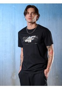 4f - 4F T-shirt regular z nadrukiem męski - czarny XXL. Okazja: na co dzień. Kolor: czarny. Materiał: materiał. Wzór: nadruk. Styl: casual, sportowy #1