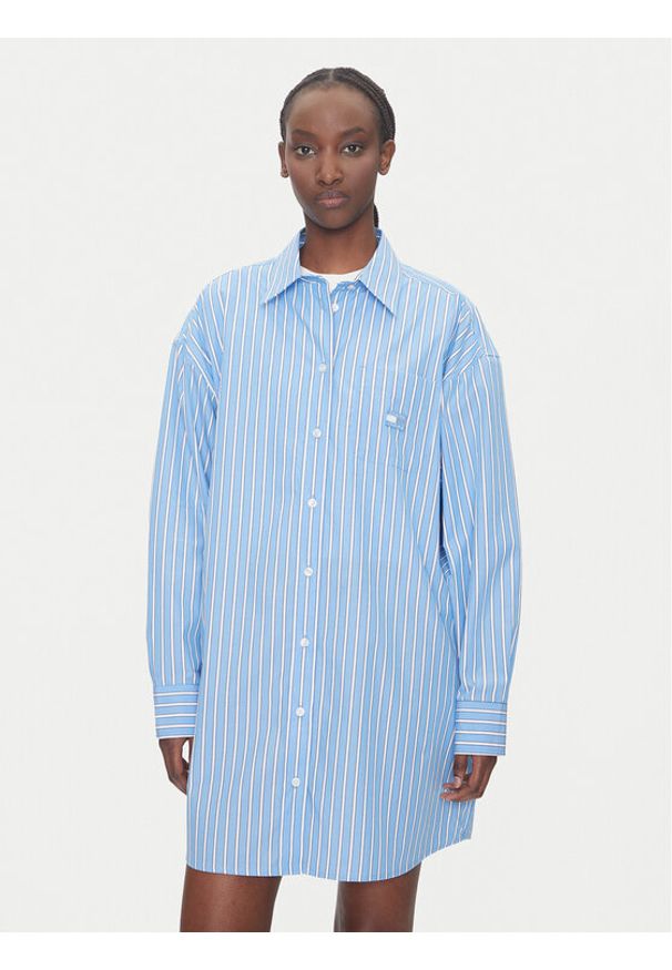 Tommy Jeans Sukienka koszulowa DW0DW21122 Niebieski Relaxed Fit. Kolor: niebieski. Materiał: bawełna. Typ sukienki: koszulowe
