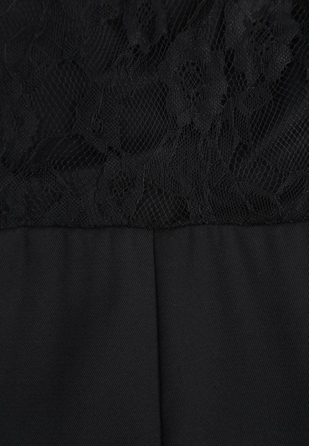 Renee - Czarny Koronkowy Kombinezon VICES na Krótki Rękaw z Nogawkami Typu Flare Blitze. Kolor: czarny. Materiał: koronka. Długość rękawa: krótki rękaw. Długość: krótkie. Wzór: koronka. Styl: elegancki