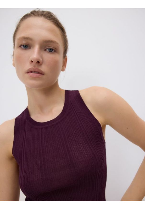 Reserved - Prążkowany top - burgundowy. Kolor: czerwony. Materiał: prążkowany