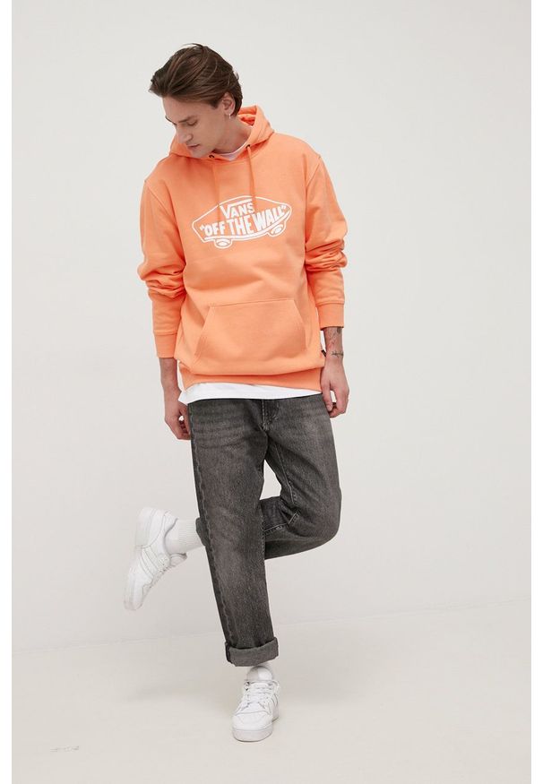 Vans bluza bawełniana męska kolor pomarańczowy z kapturem z nadrukiem. Okazja: na co dzień. Typ kołnierza: kaptur. Kolor: pomarańczowy. Materiał: bawełna. Wzór: nadruk. Styl: casual