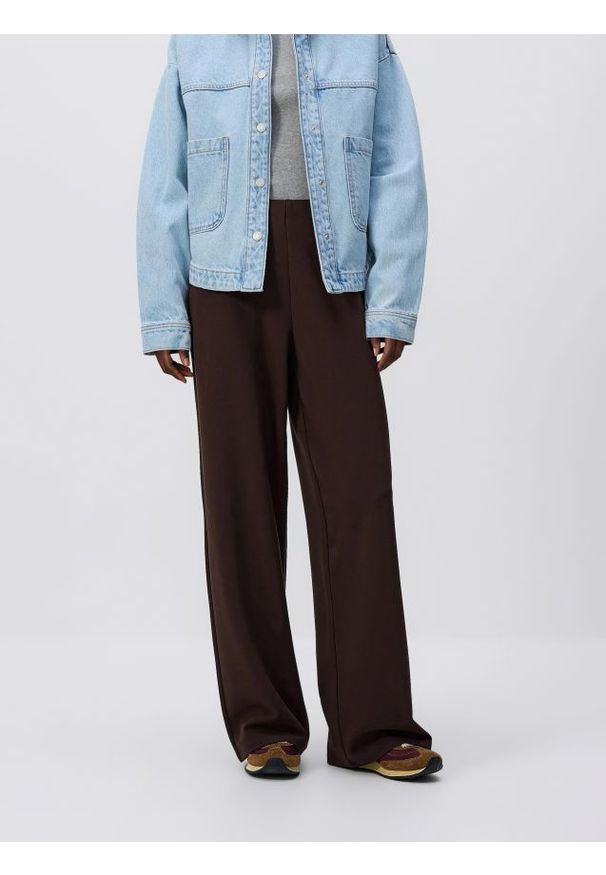 Reserved - Spodnie z szerokimi nogawkami - brązowy. Kolor: brązowy. Materiał: tkanina. Wzór: gładki
