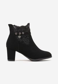 Born2be - Czarne Botki Ozdobione Ażurową Koronką i Zawieszką Crezella. Nosek buta: okrągły. Zapięcie: zamek. Kolor: czarny. Materiał: koronka. Wzór: ażurowy, aplikacja, koronka. Sezon: jesień, zima. Obcas: na obcasie. Styl: klasyczny. Wysokość obcasa: średni #2