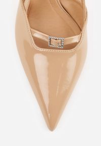 Born2be - Beżowe Lakierowane Czółenka na Kaczuszce Bez Pięty Zapinane przy Kostce Evaliraea. Okazja: do pracy, na co dzień, na spotkanie biznesowe. Nosek buta: szpiczasty. Kolor: beżowy. Materiał: lakier. Obcas: na szpilce. Styl: elegancki, biznesowy, casual. Wysokość obcasa: średni #6