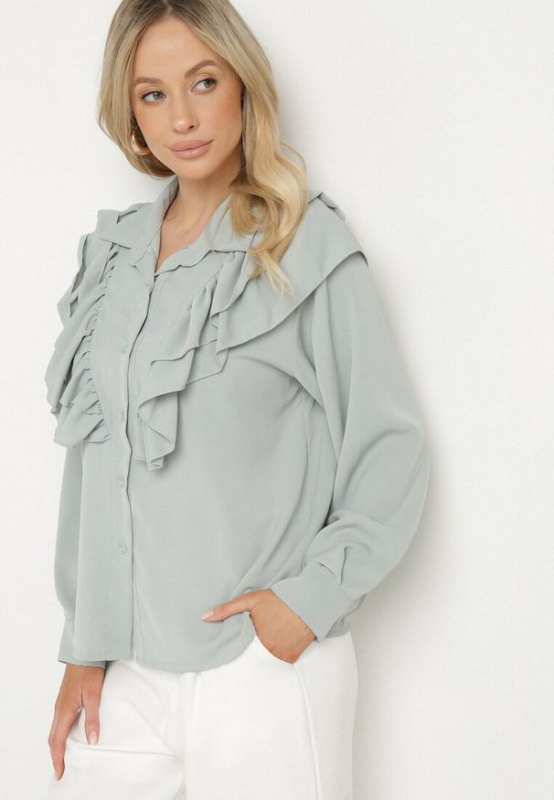 Born2be - Jasnozielona Koszula z Ozdobną Falbaną Cornelea. Okazja: na co dzień. Kolor: zielony. Materiał: jeans. Styl: casual, elegancki, klasyczny