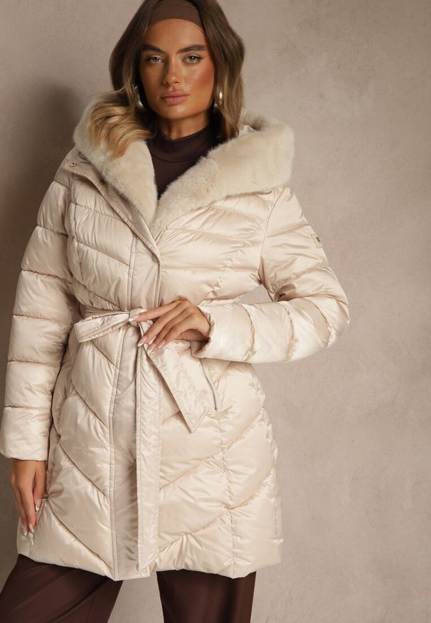 Renee - Beżowa Kurtka z Pikowanym Przeszyciami Wiązanym Paskiem i Kapturem z Futrem Fenida. Kolor: beżowy. Materiał: futro. Styl: elegancki