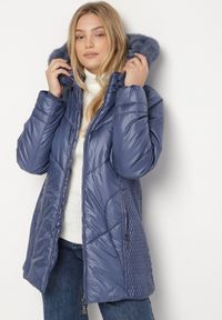 Born2be - Niebieska Kurtka z Pikowanymi Przeszyciami i Kapturem z Futerkiem Vevea. Okazja: na spotkanie biznesowe, do pracy, na co dzień, na spacer. Kolekcja: plus size. Kolor: niebieski. Materiał: futro. Styl: biznesowy, casual, elegancki #4