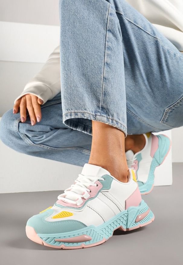 Renee - Biało-Zielone Sneakersy w Streetwearowym Stylu z Ozdobnymi Przeszyciami Isallena. Okazja: na co dzień. Kolor: biały. Materiał: jeans. Obcas: na płaskiej podeszwie