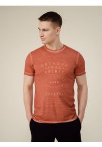 outhorn - T-shirt z nadrukiem męski - czerwony. Okazja: na co dzień. Kolor: czerwony. Materiał: bawełna, dzianina. Wzór: nadruk. Styl: casual #5