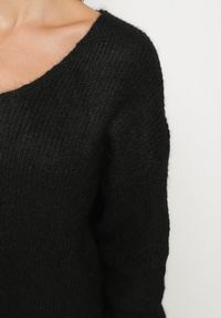 Born2be - Czarny Sweter z Dodatkiem Wełny i Trójkątnym Dekoltem Esmina. Okazja: na co dzień. Kolor: czarny. Materiał: wełna. Styl: klasyczny, casual, elegancki #4