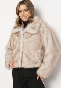 Born2be - Beżowa Krótka Kurtka Futerko z Kołnierzem Anantia. Okazja: na co dzień, na randkę, do pracy. Kolor: beżowy. Materiał: futro. Długość: krótkie. Styl: casual #1