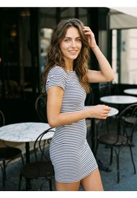 Sinsay - Bawełniana sukienka dresowa w paski - wielobarwny. Materiał: bawełna, dresówka. Wzór: paski #1