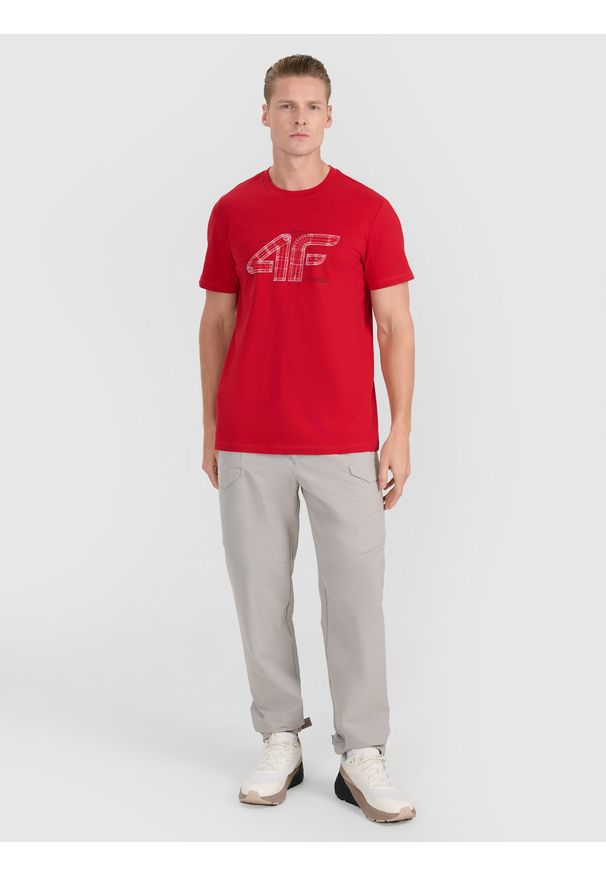 4f - 4F T-shirt regular z nadrukiem męski - czerwony S. Okazja: na co dzień. Kolor: czerwony. Materiał: jersey, bawełna, materiał. Długość rękawa: krótki rękaw. Długość: krótkie. Wzór: nadruk. Styl: casual, klasyczny, sportowy
