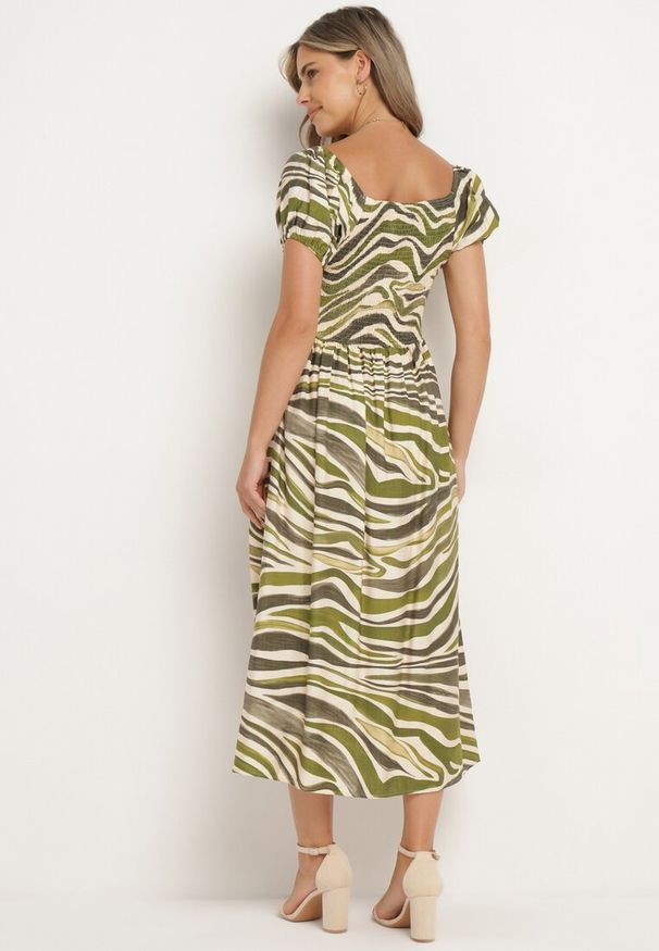 Born2be - Ciemnozielona Rozkloszowana Sukienka z Wiskozą i Bawełną Wykończona Gumką na Plecach Dimillia. Okazja: na co dzień. Kolor: zielony. Materiał: bawełna, wiskoza. Sezon: lato. Styl: casual, elegancki